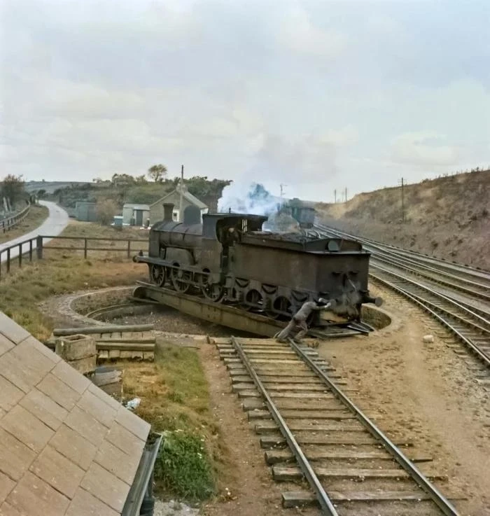 Рабочий разворачивает платформу с паровозом. Ирландия, 1960 год.