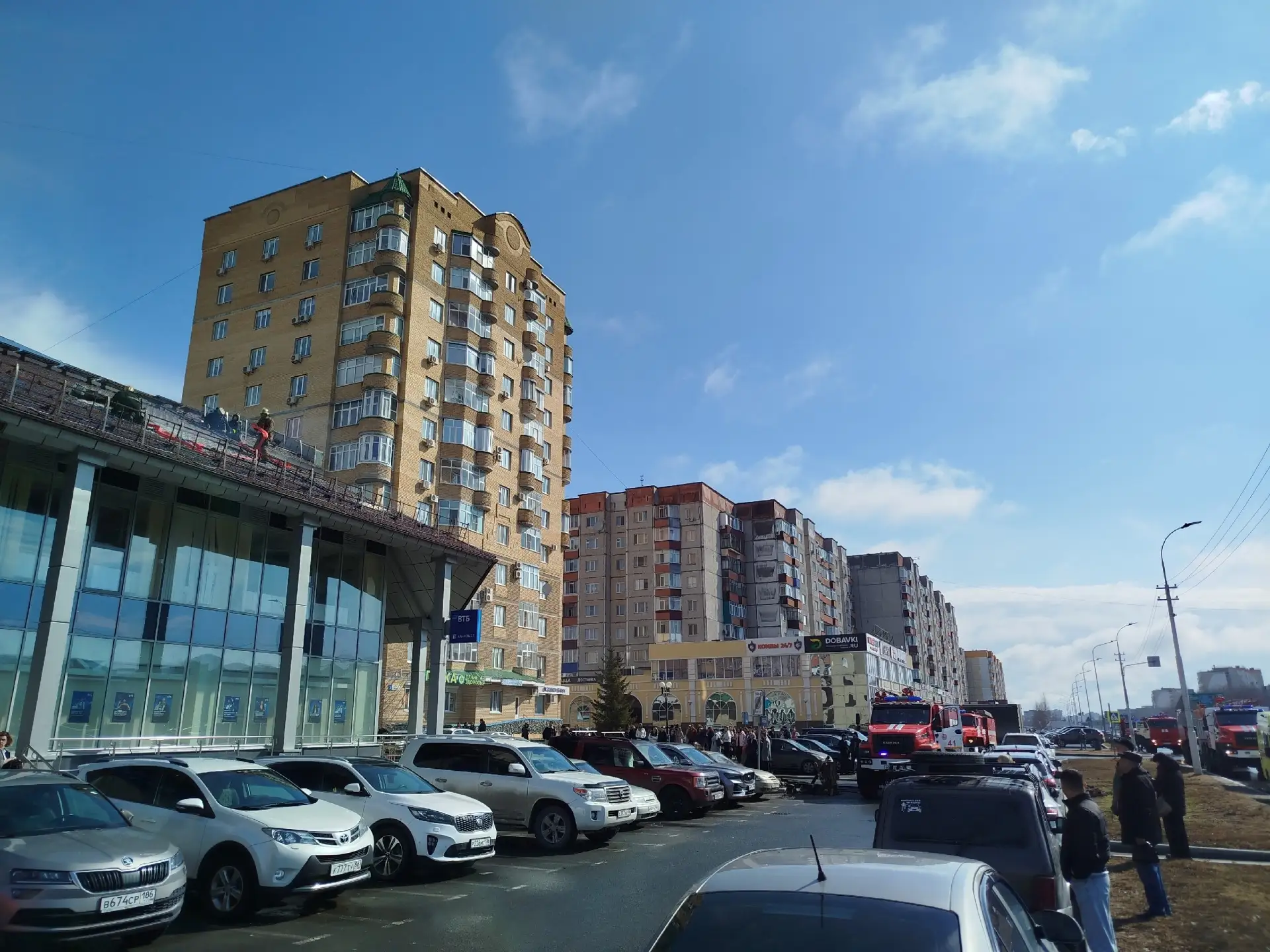 🚨 Возгорание в здании ВТБ в Сургуте 🚨  По предварительной информации, возгорание произошло на крыше 