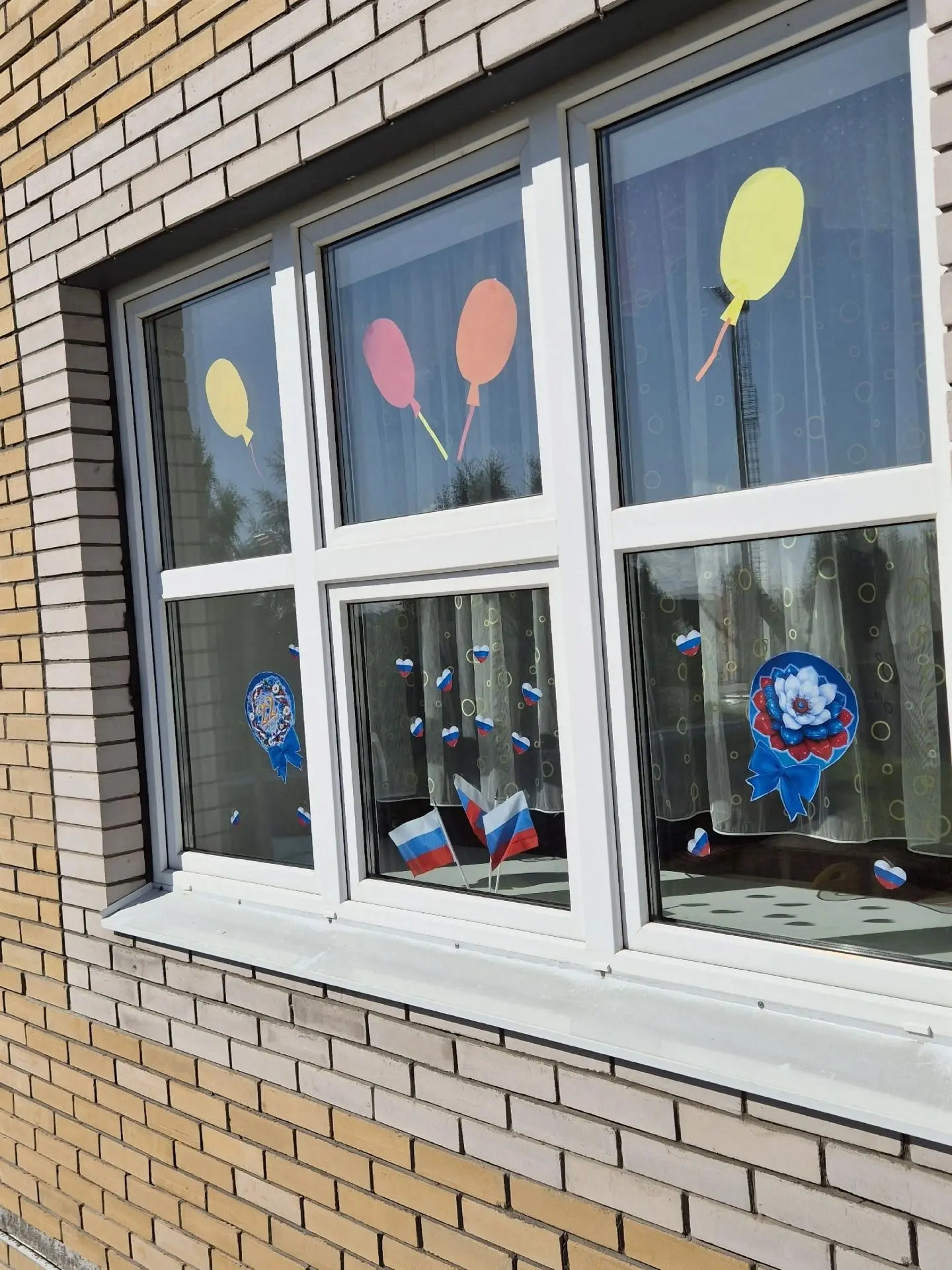 Цвета Родины на окнах нашего детского сада! 🇷🇺
