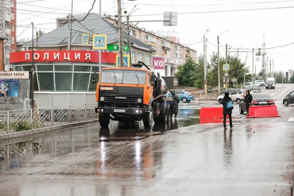 Откачка луж продолжается  Сотрудники Комбината по благоустройству откачивают воду с городских дорог,
