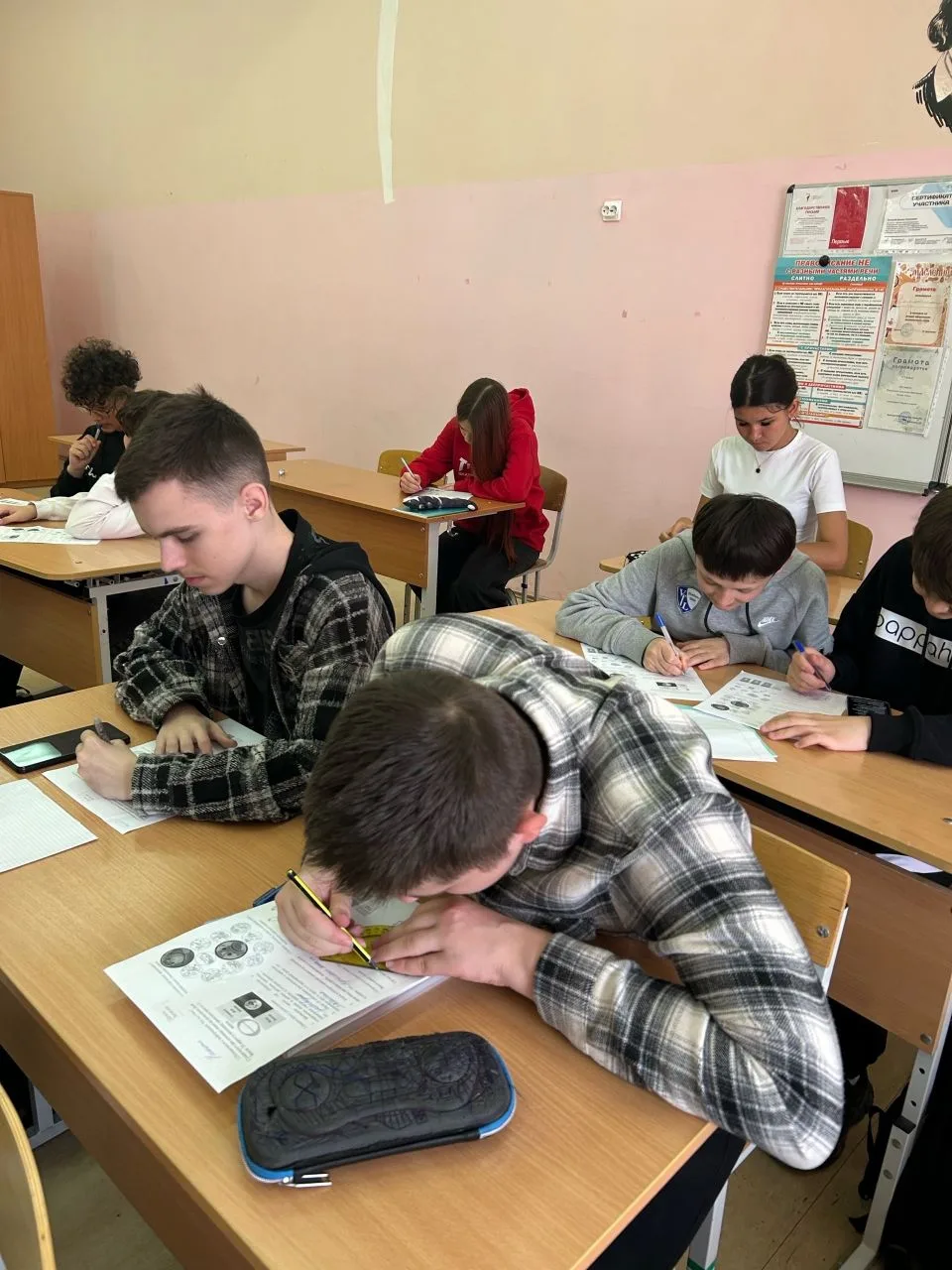 🌍 В нашей школе прошёл День Земли!  Сегодня наши ученики не стали настоящими исследователями и защит