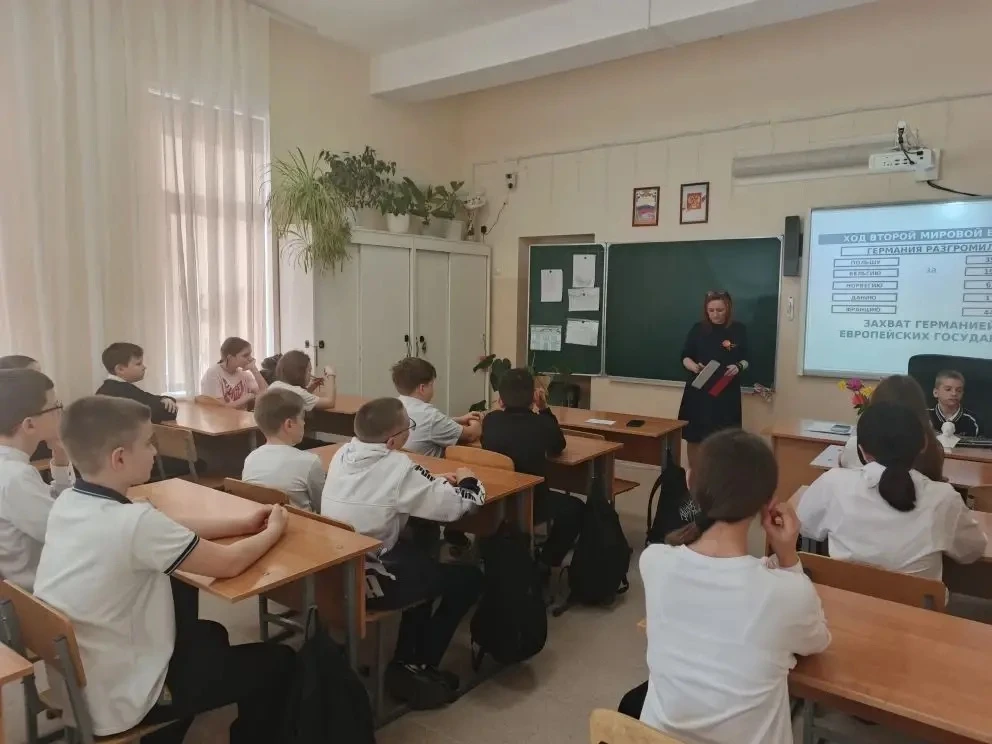 🕊️ Урок памяти в 6 «В» и 7 «К» классах  7 мая на классном часе к ребятам в гости пришла Е. В. Плотни
