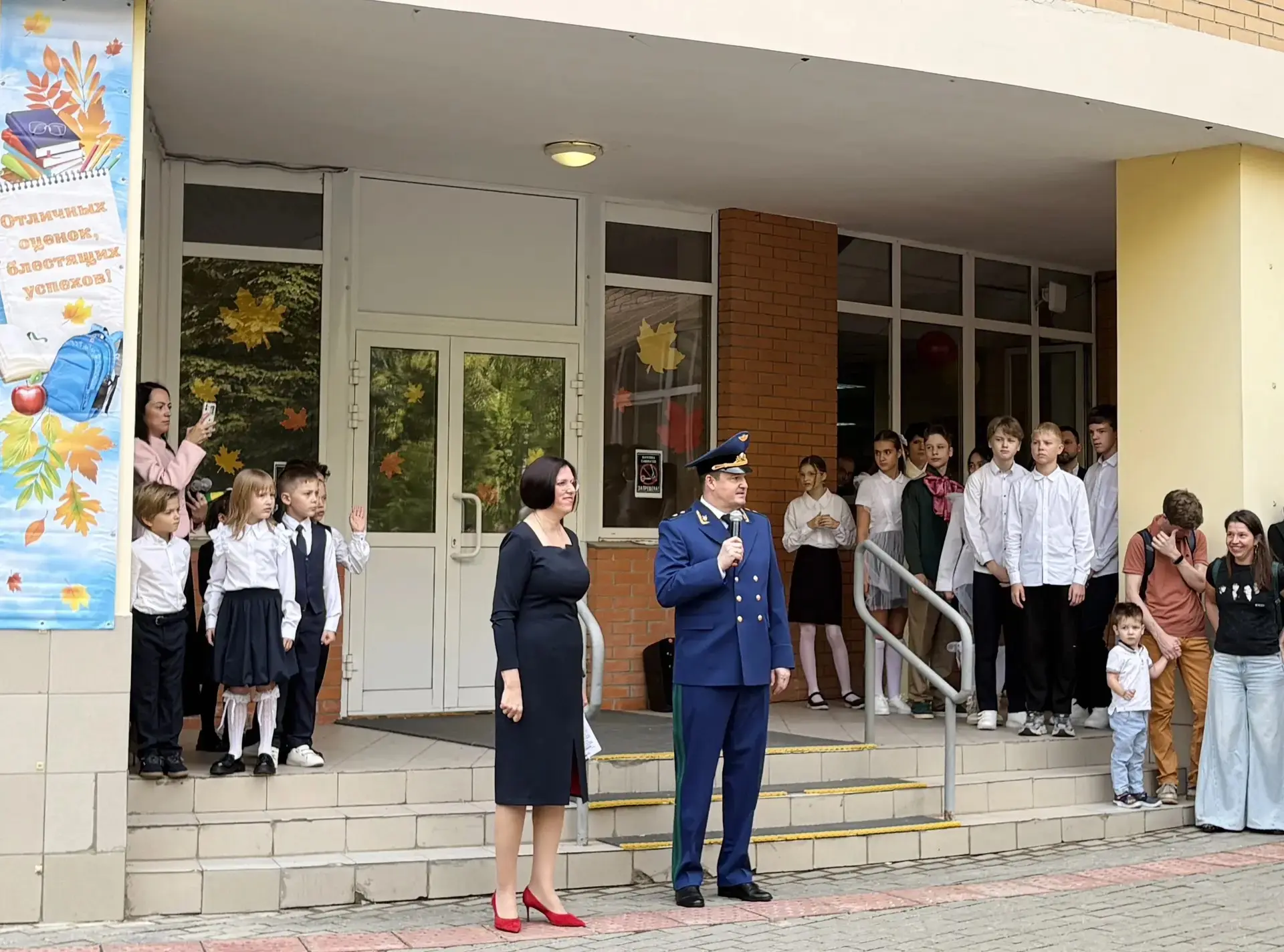 🇷🇺 Первая учебная неделя в Школе имени В. В. Маяковского началась с торжественной лин...