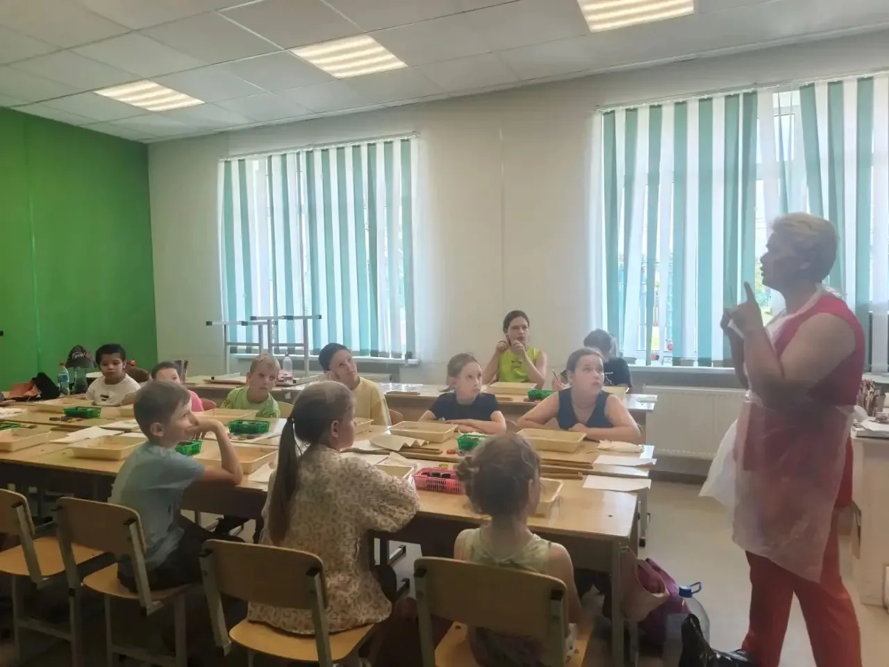 Эбру-техника рисования на поверхности специально подготовленной воды с помощью не тонущих красок. По
