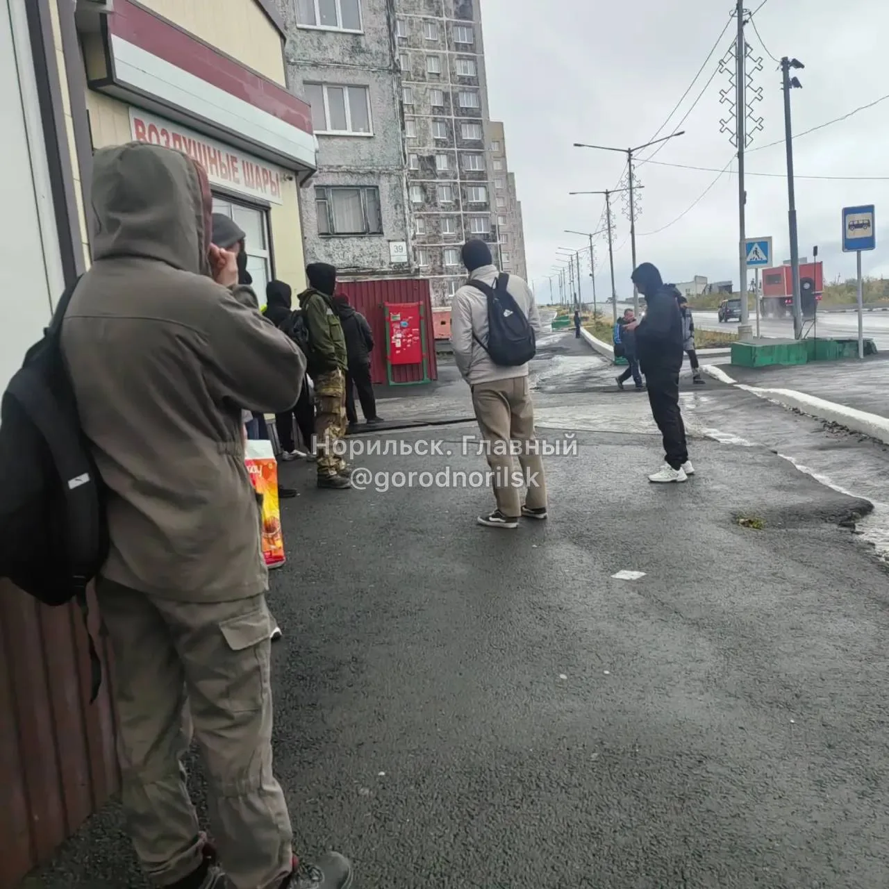 «Подскажите, магазин на Рудной, 39 закрывает остановку утром. Дети, студенты едут утром...