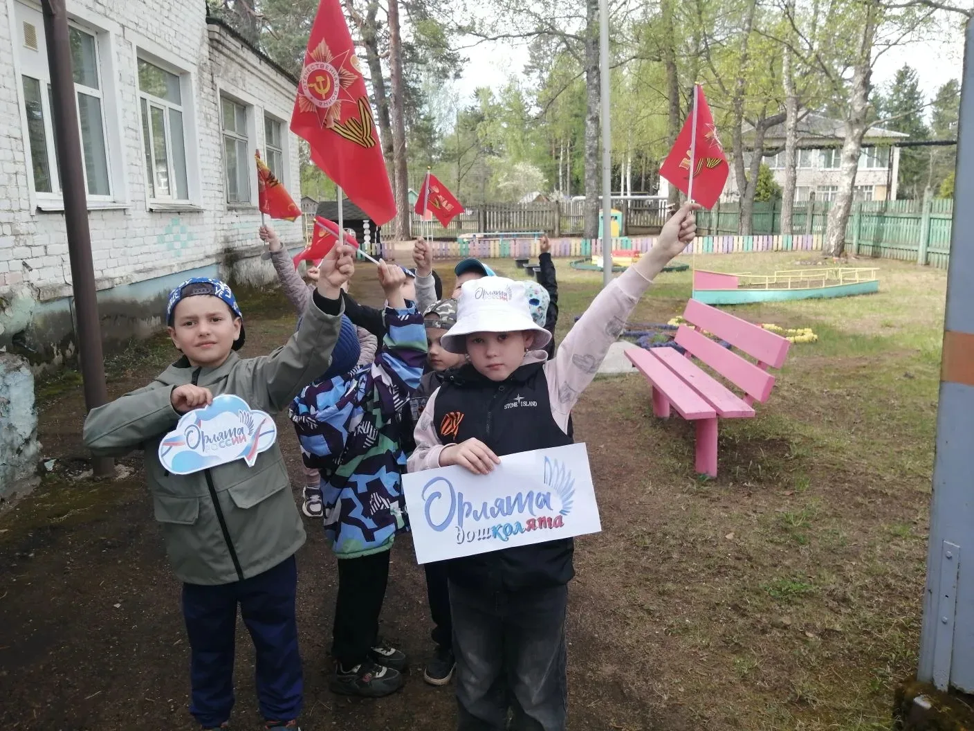 У Орлят-дошколят был особенный день. Мы отправились на "Братское захоронение" , чтобы в...