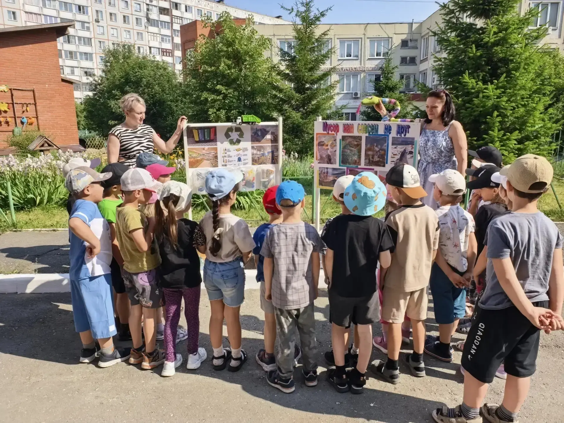 Экологическая прогулка: учим детей сортировать мусор 🗑️.

Сегодня обычную прогулку  мы превратили в