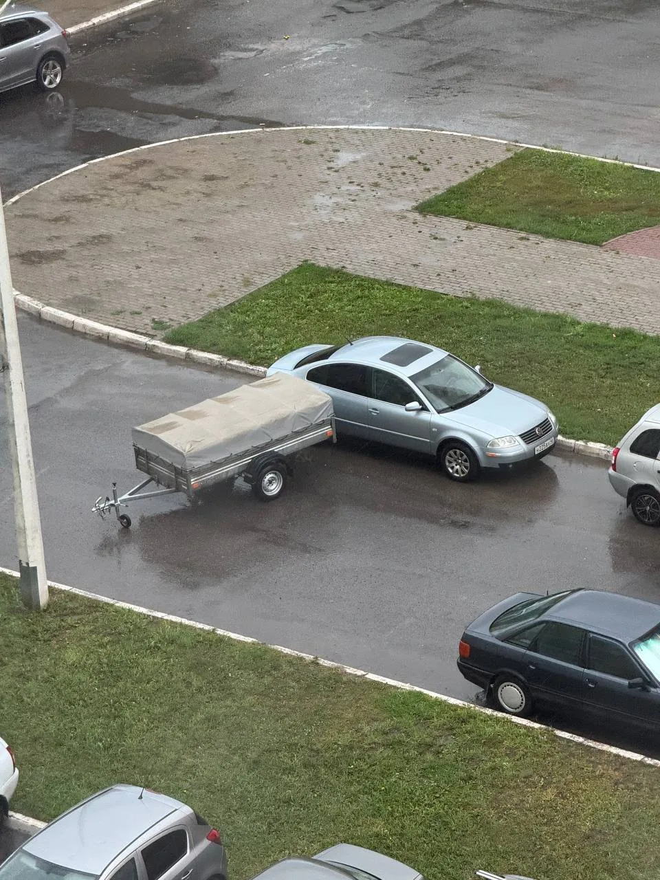 Чей прицеп ветром сдуло за 83 домом?