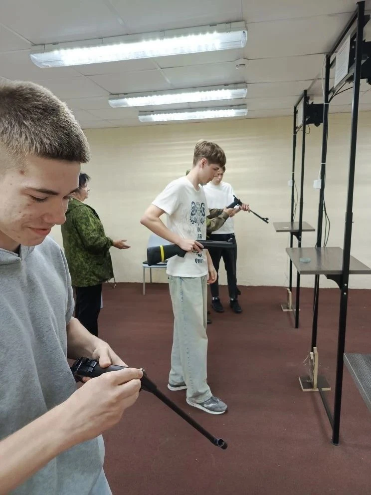 Сегодня, 30.05.2026, учащиеся 10-х классов отрабатывали стрельбу из пневматической винт...