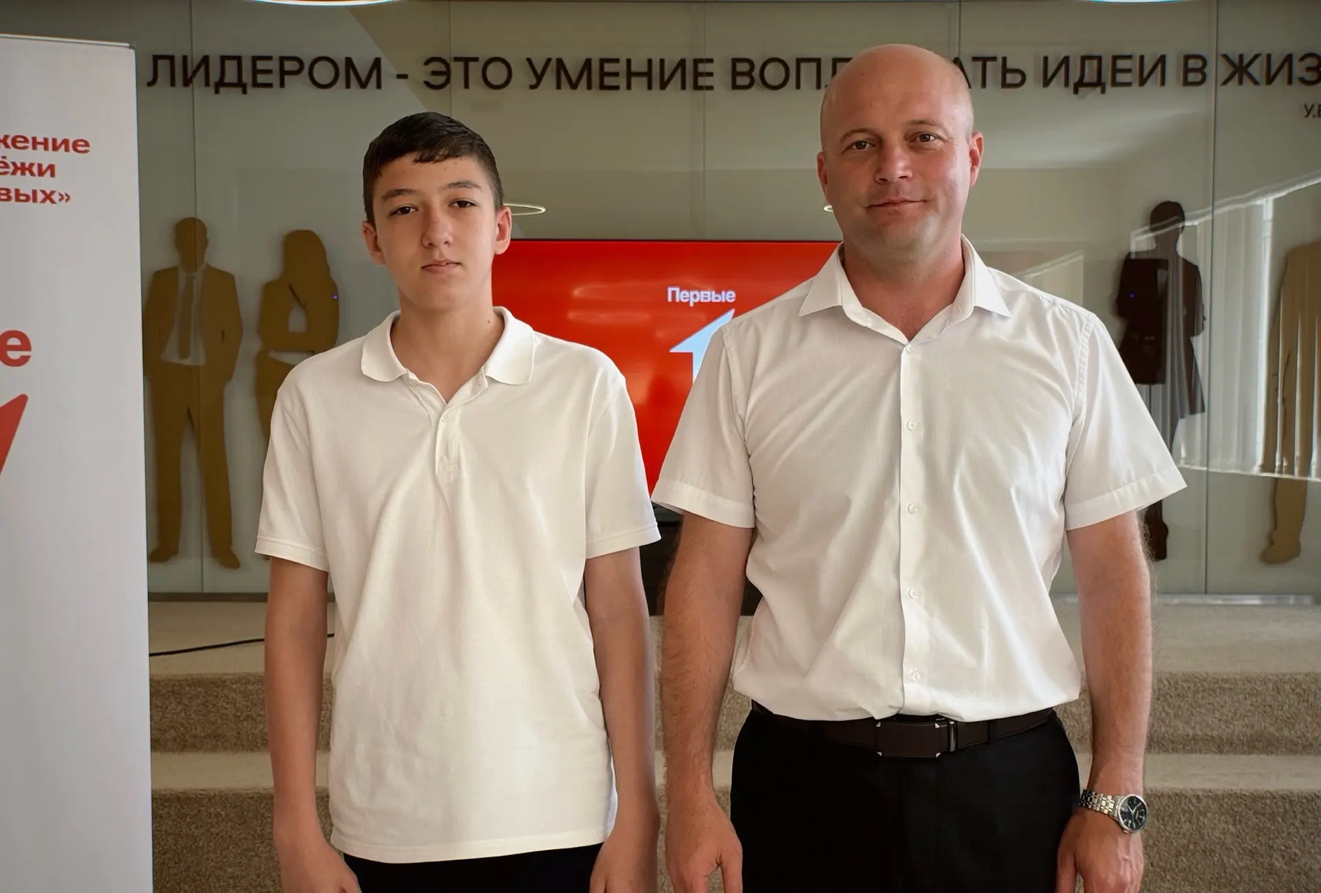 В этот день паспорта получили Альберт Ахеджак, Арсений Годованюк, Елизавета Кузнецова, ...