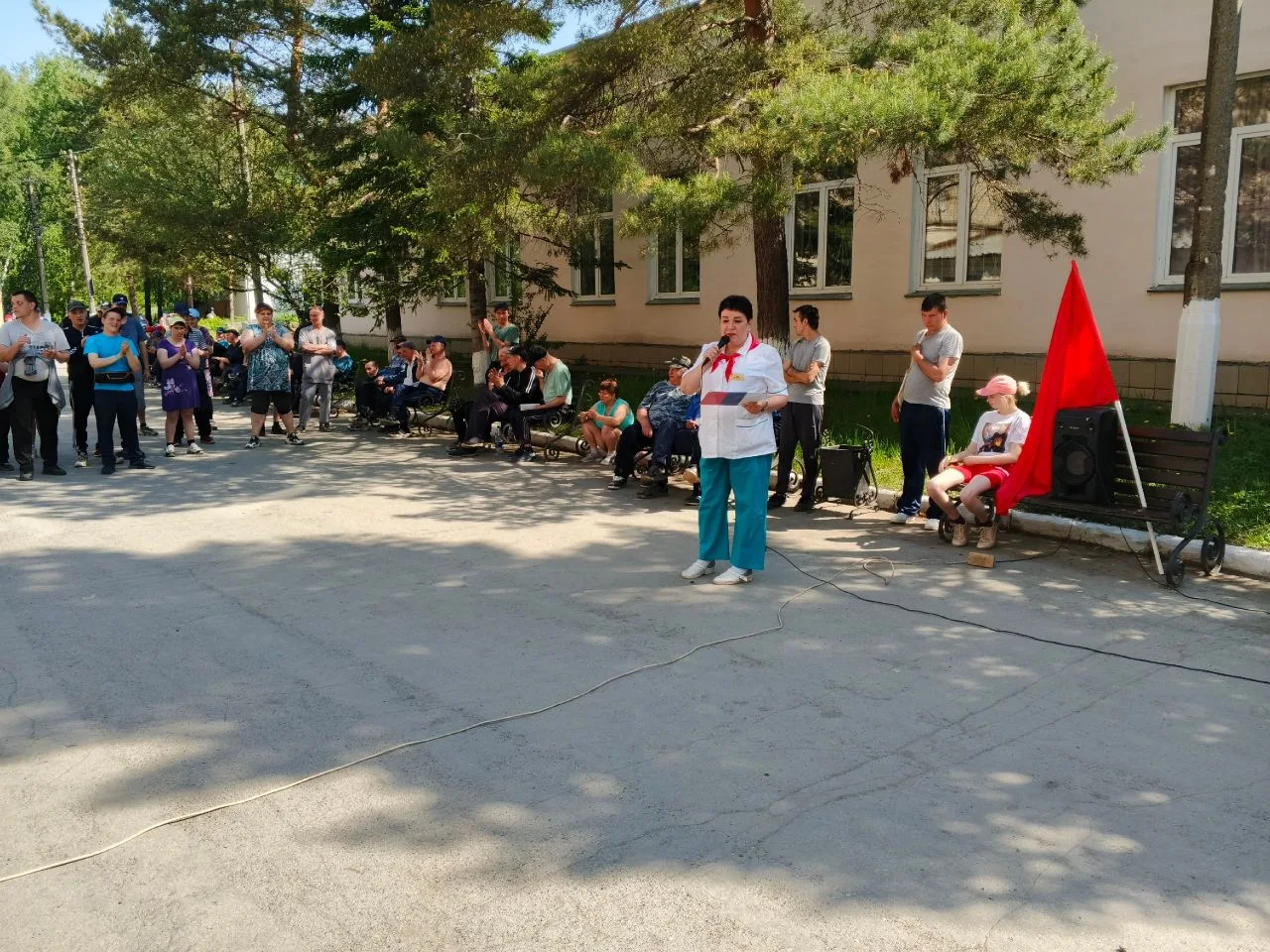 Ко дню пионерии, в нашем учреждении прошла спортивная эстафета " Сильнейший против силь...