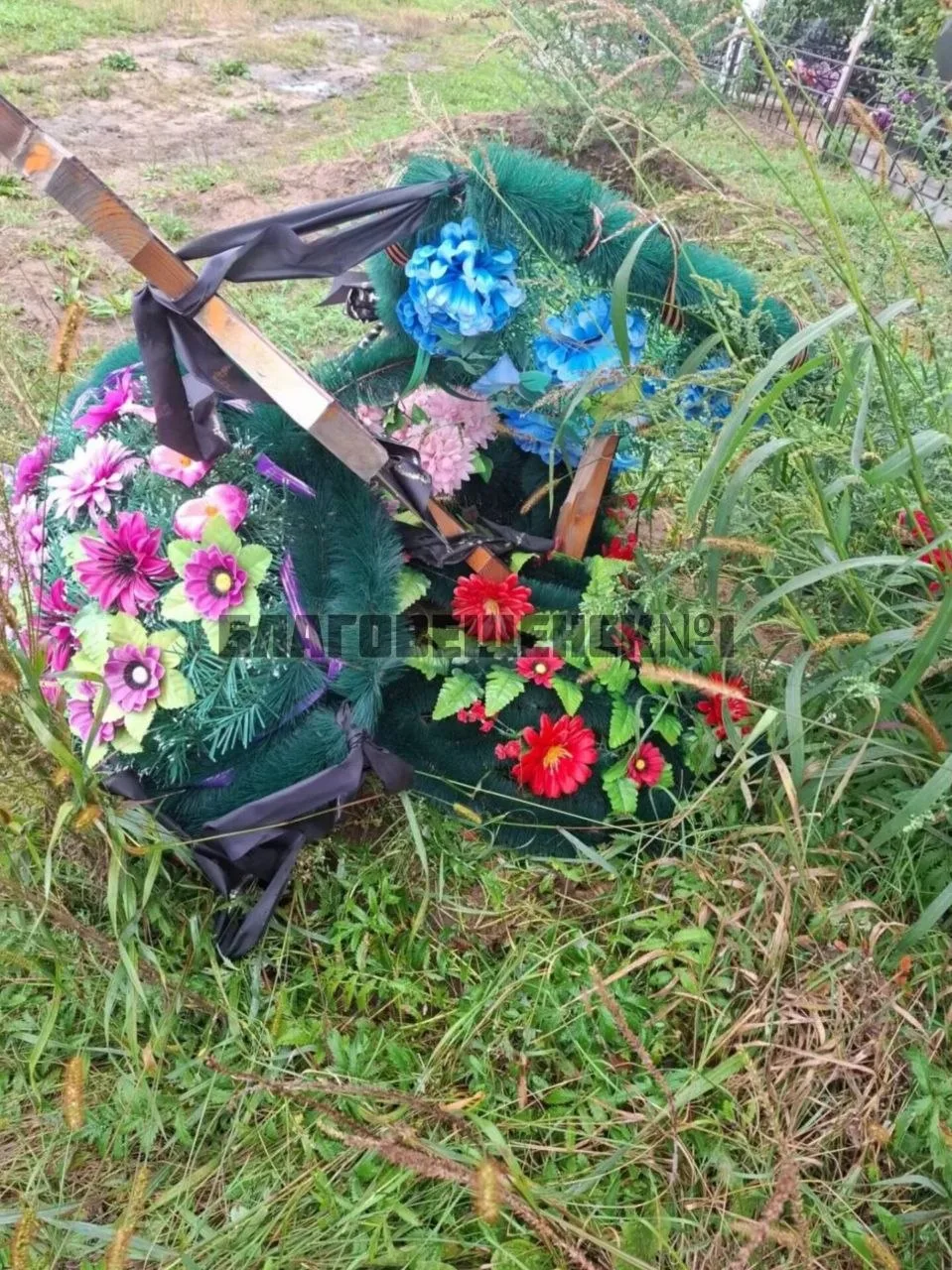 В селе Волково неизвестные повредили памятники на кладбище