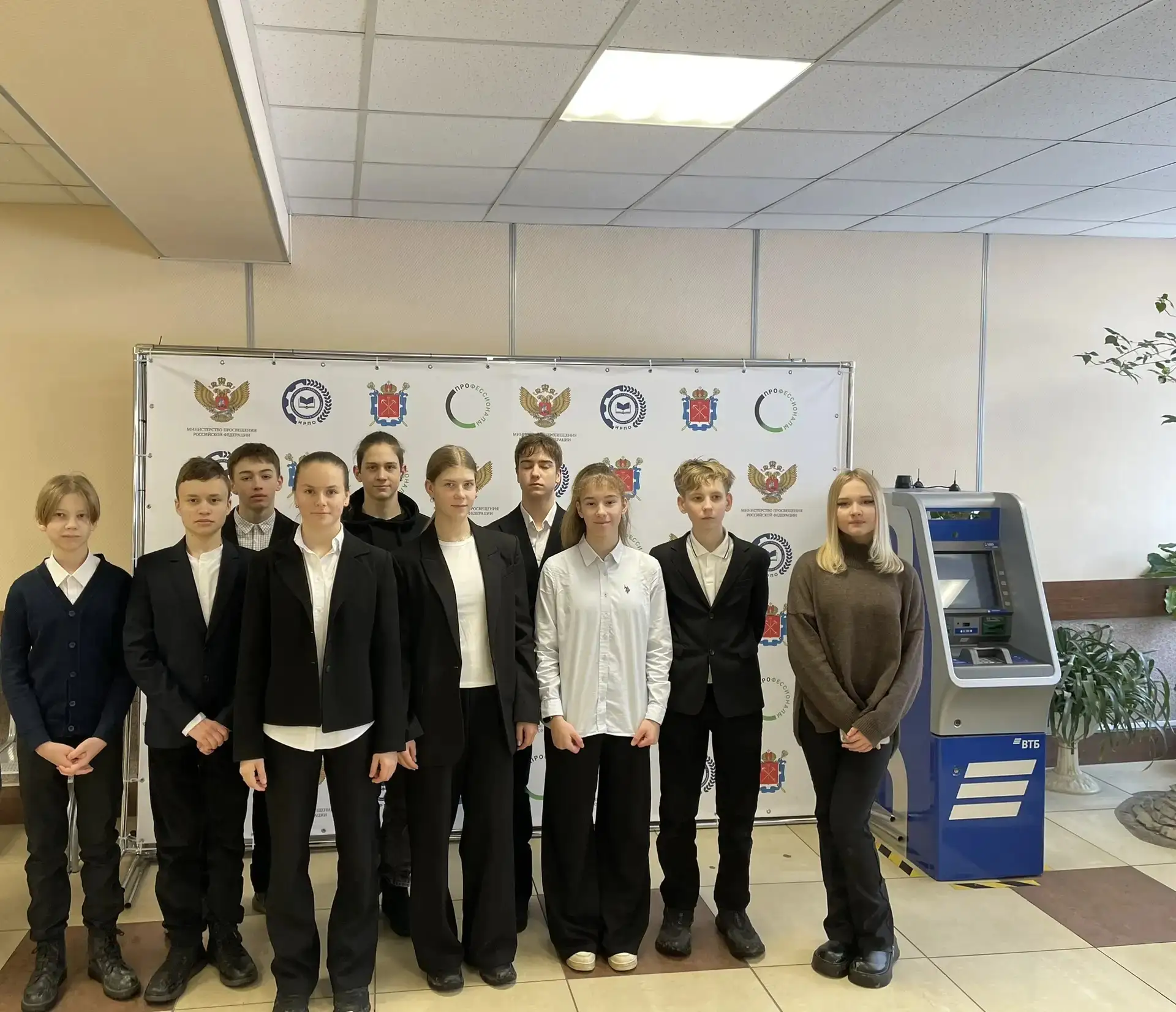 В рамках профориентационного проекта "Билет в будущее" учащиеся 8в класса вместе с классным руководи