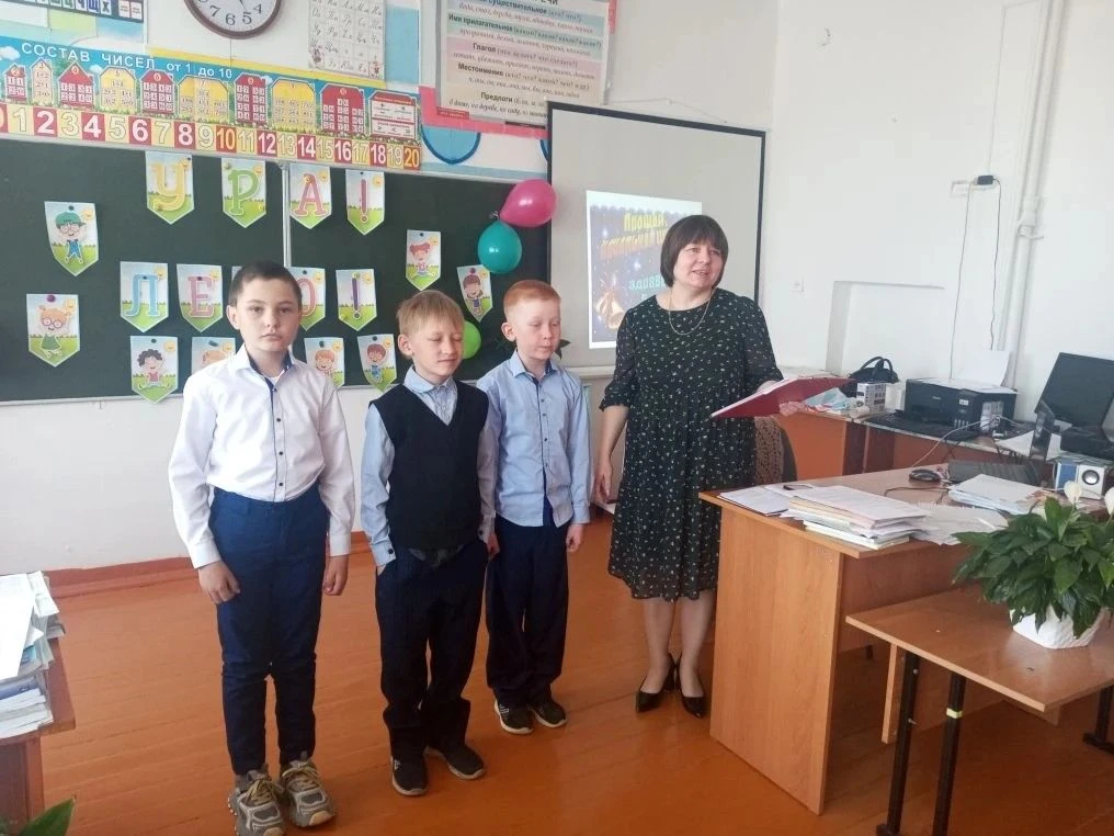 Незаметно пролетели четыре школьных года, а кажется, что только вчера ребята пришли в п...