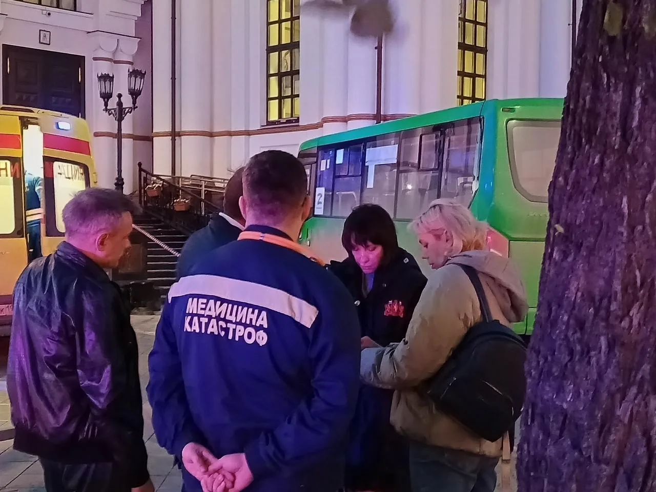 На место смертельной аварии с автобусом прибыли вице-мэр Константин Шевченко и заместит...