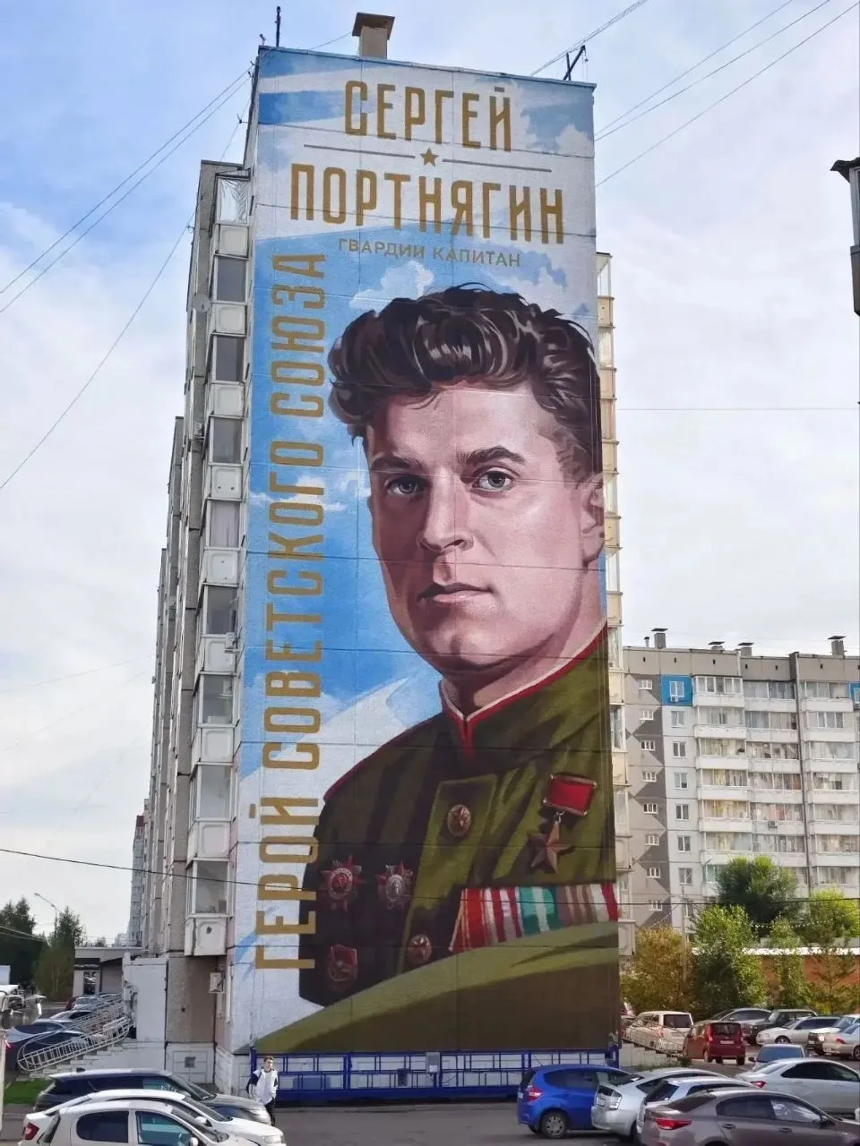Два новых мурала украсили фасады домов в Красноярске
