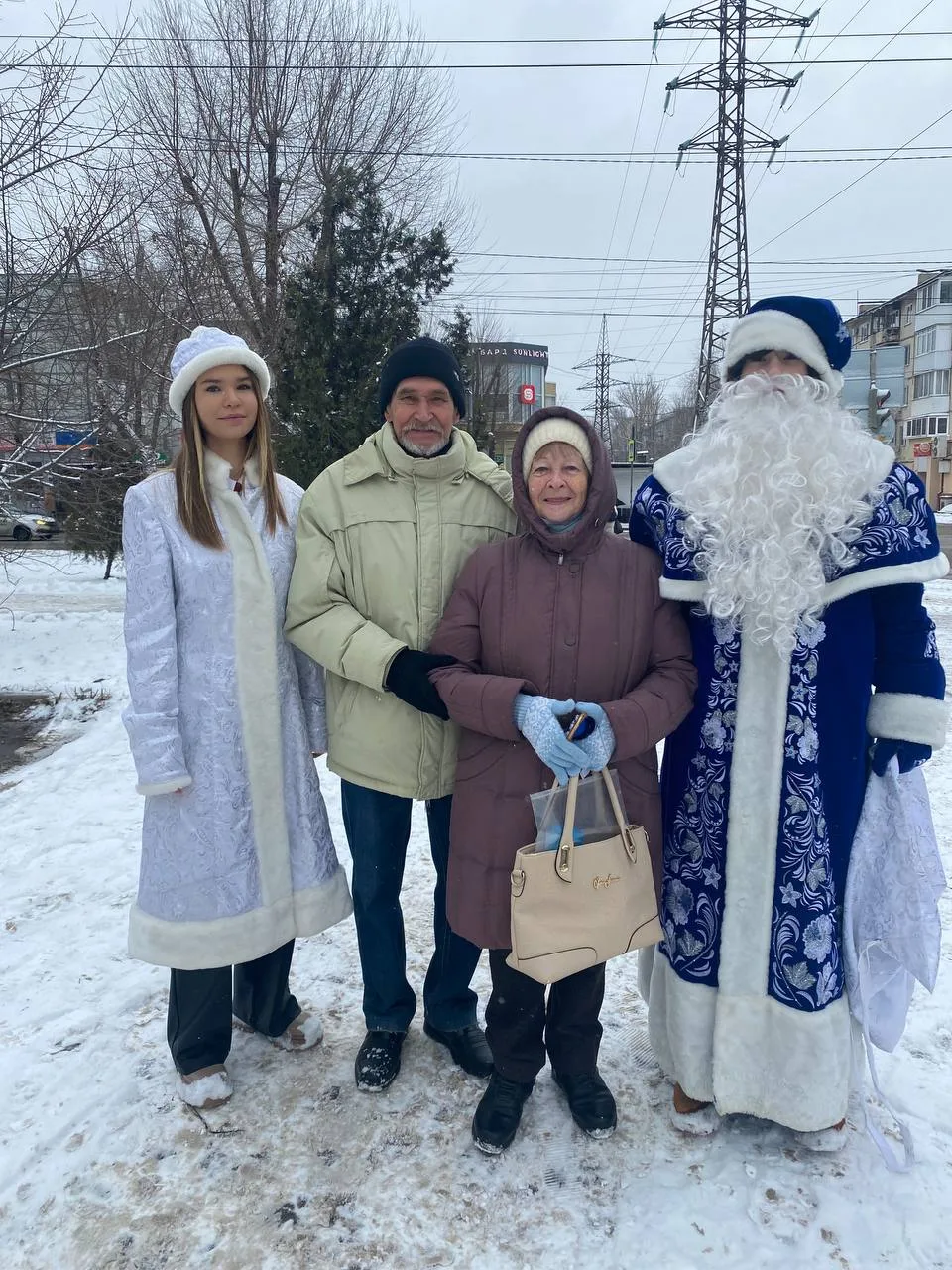❄️Тепло наших рук — жителям района! ❄️  🎄Предновогодняя суета — это время дарить добро и внимание те