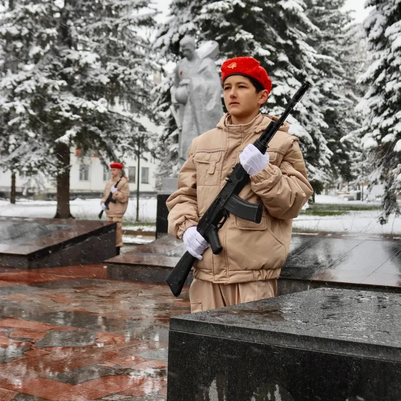 Пиров Аюб, Кабиров Абубакр, Марков Степан и Воробьёв Максим несли почётный караул у пам...