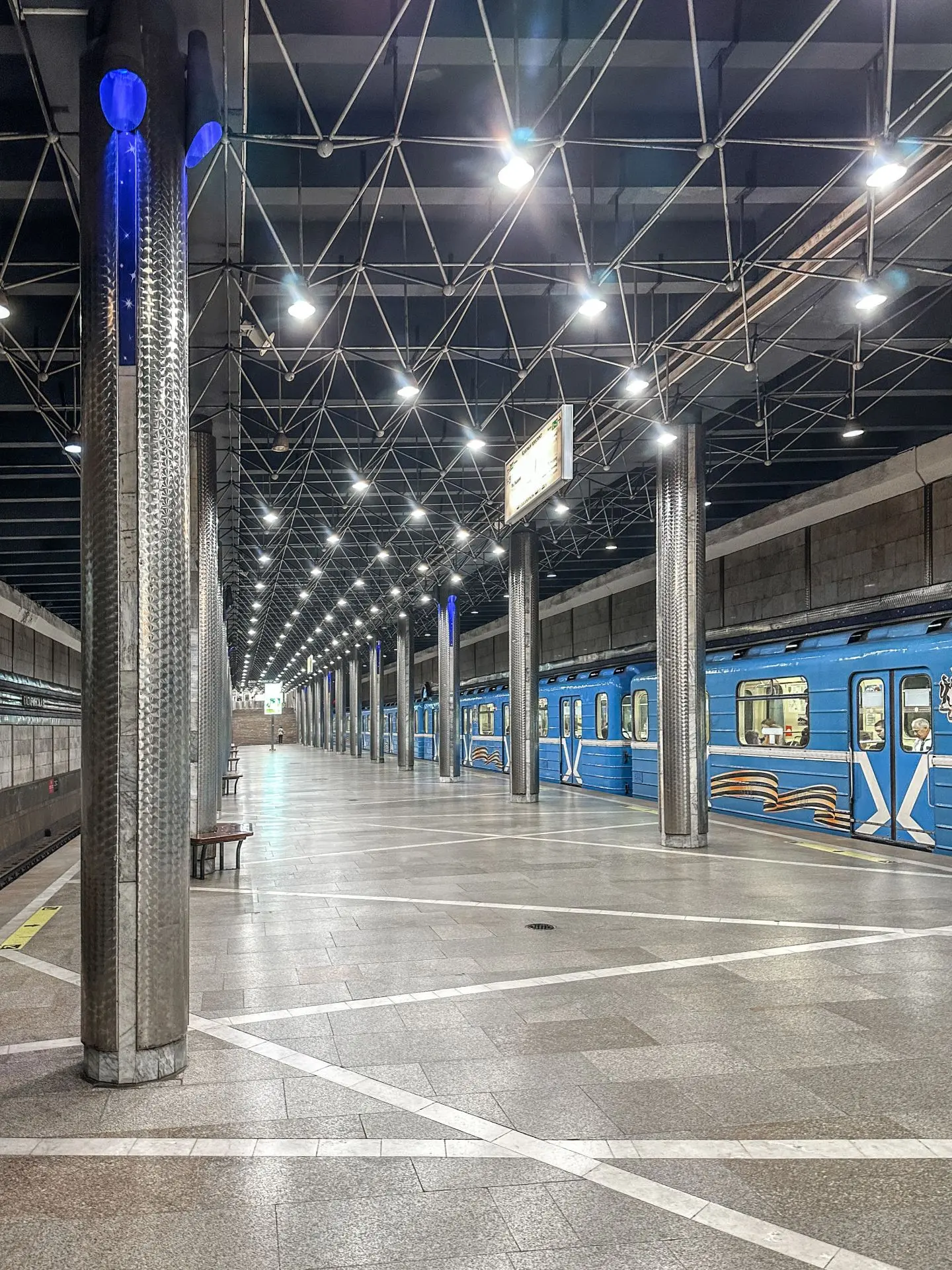 Если спуститься в метро Новосибирска, то можно увидеть затерянный город... А чего ещё о...