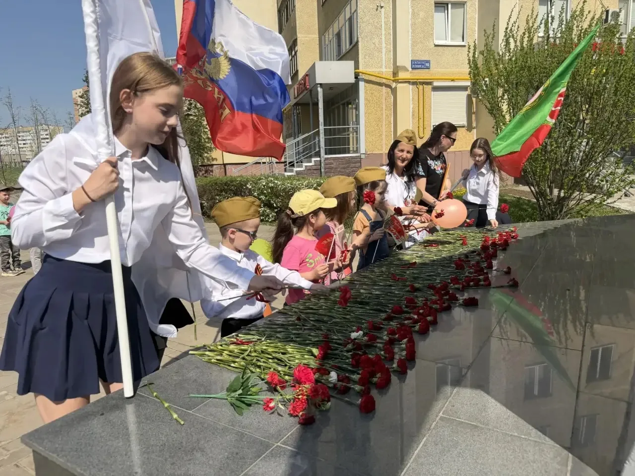 Память в наших сердцах! ✨🎗️  Активисты «Движения Первых» нашей школы и воспитанники детского сада № 