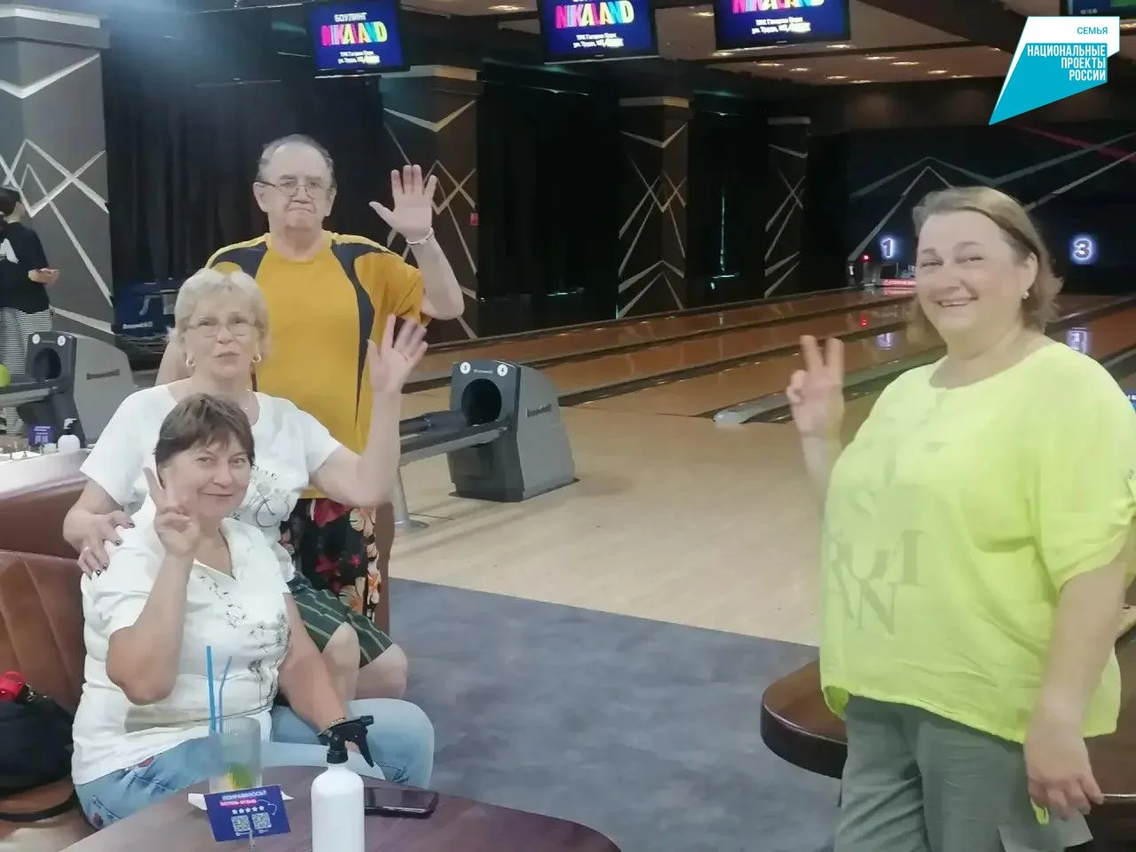 🎳Аромат смеси натертого воском дерева и горячего чая из термоса. Именно этот аромат стоял в зале, г