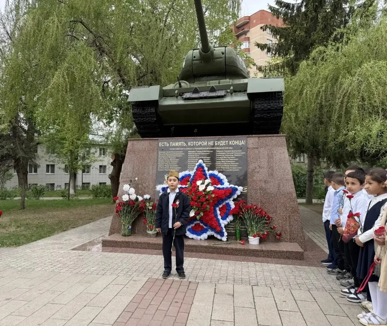 Сегодня наши ученики 2 «Д» и 2 «Е» классов с гордостью и уважением возложили цветы к памятнику героя