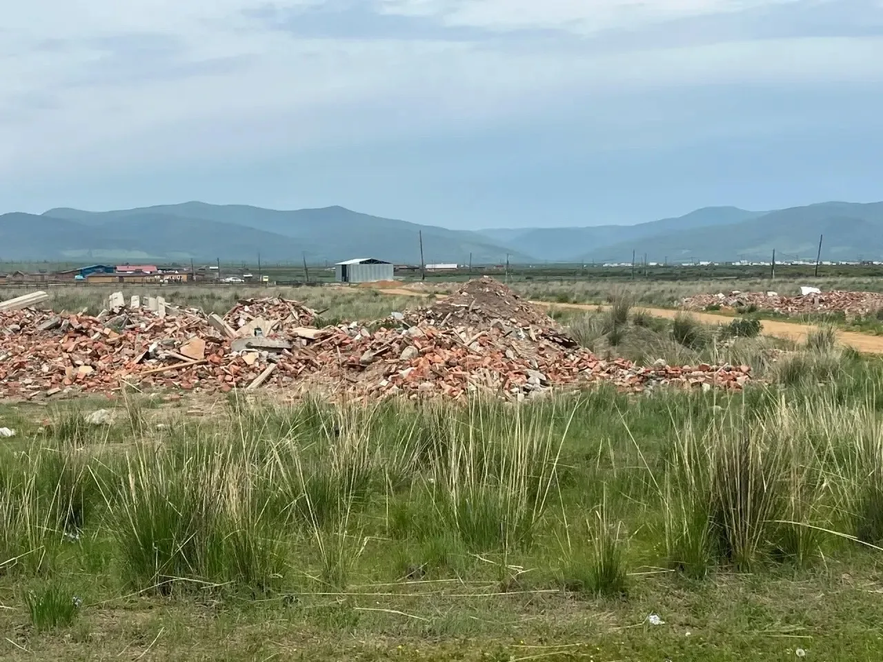 Свалка вместо святыни

В сторону Иволгинского дацана, одного из самых посещаемых мест района люди на