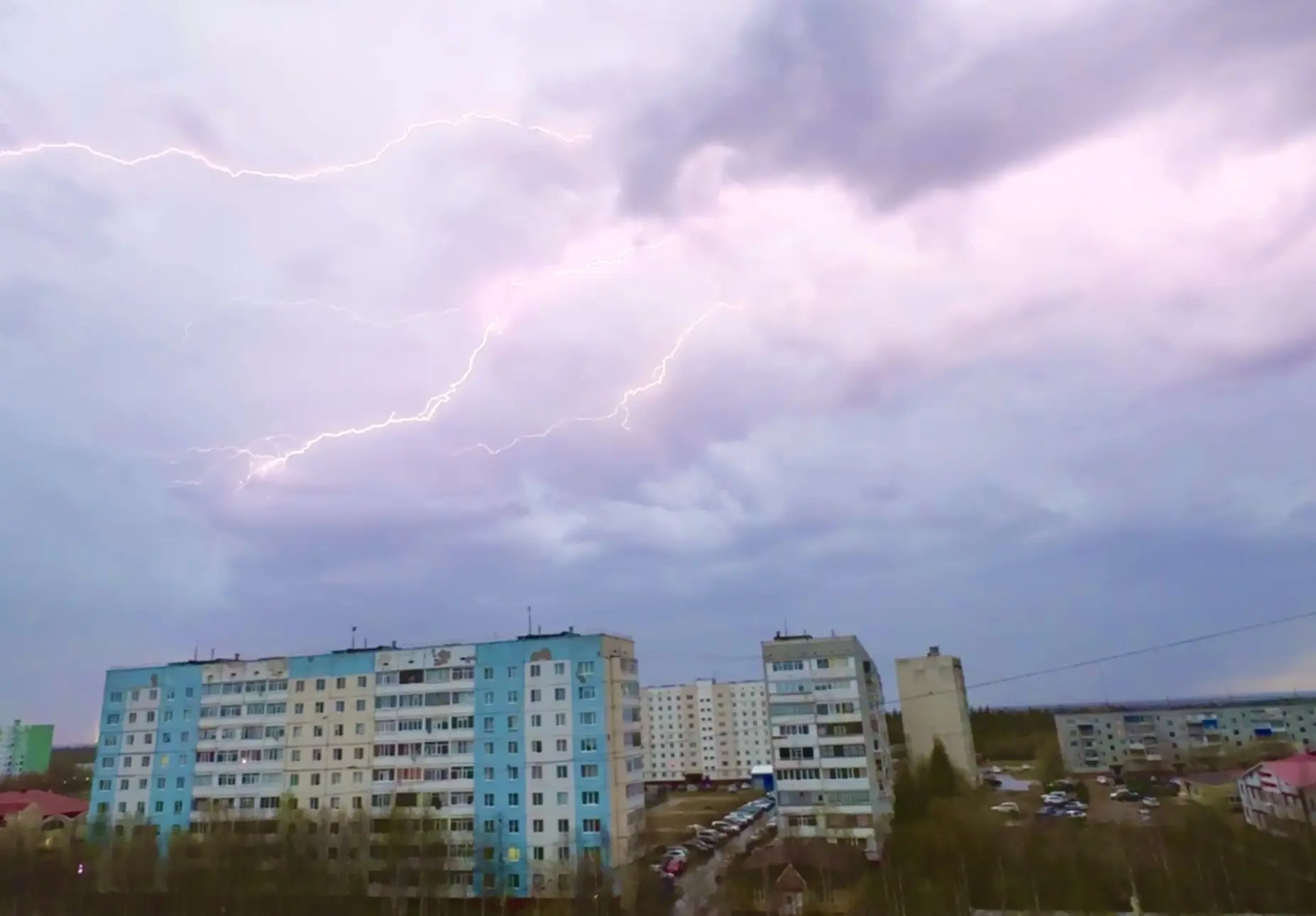 Уважаемые жильцы!
📍Мы хотим напомнить вам о правилах поведения во время грозы. 
⛈️ Гроза — это серь