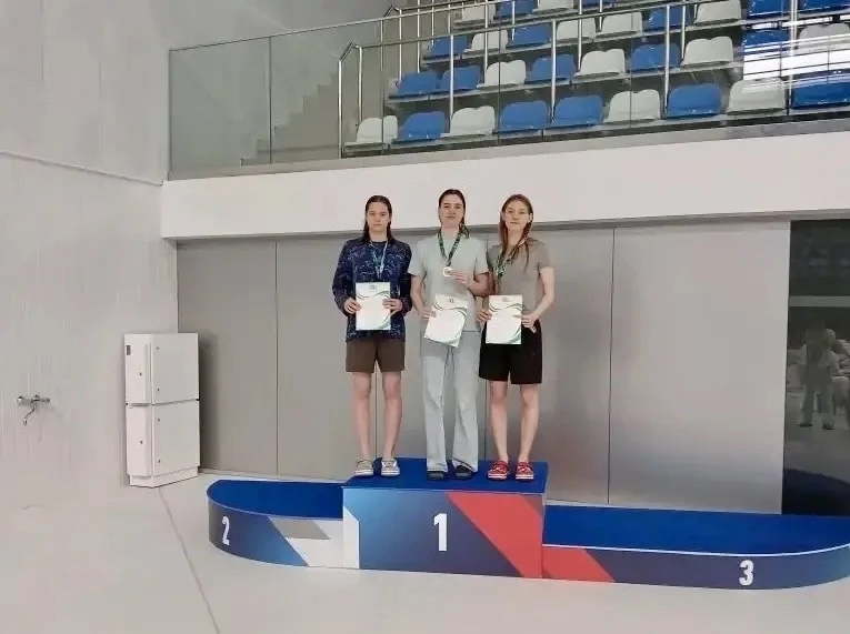 ⛸️🏊‍♀️ Лёд и вода: наши спортсмены вернулись с наградами  С 11 по 14 мая серовские спортсмены соревн