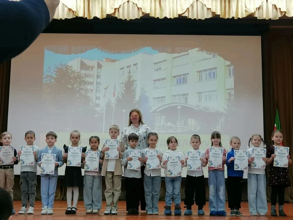 Воспитанницы подготовительной группы МБДОУ № 32 «Садко» — Стрельникова Анна и Миросанов...