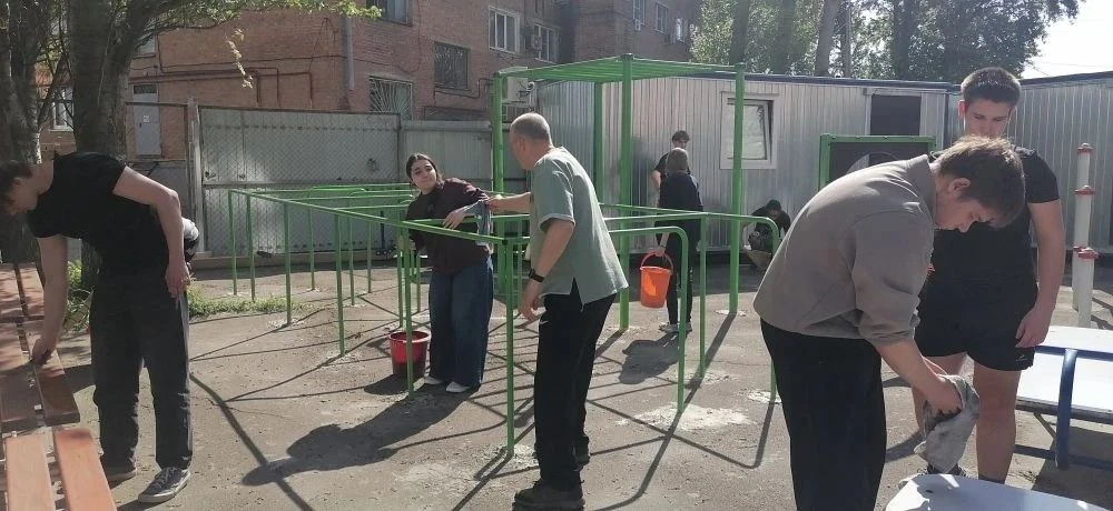 Под девизом "Труд и спорт едины", 6 мая, проведен субботник. Обучающиеся техникума наве...