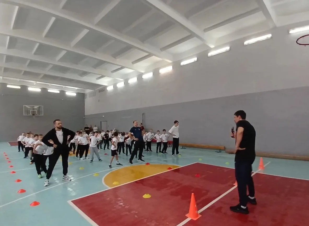 В спортивном зале школы состоялись спортивные соревнования среди 1х классов, посвящённые Дню защитни