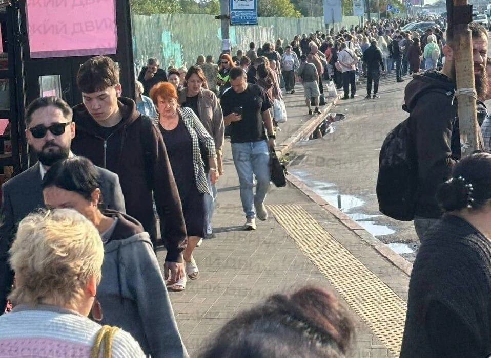 🇺🇦 Пешком через Днепр под вой сирен: Киев накрыл транспортный и логистический коллапс...