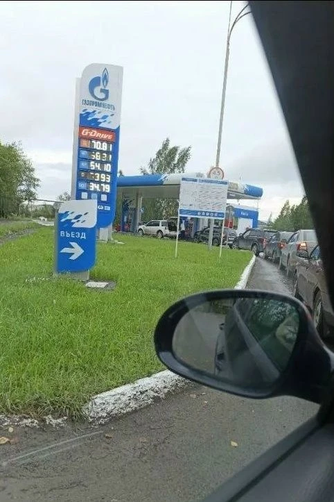 В правительстве Свердловской области объяснили причины очередей на заправках
