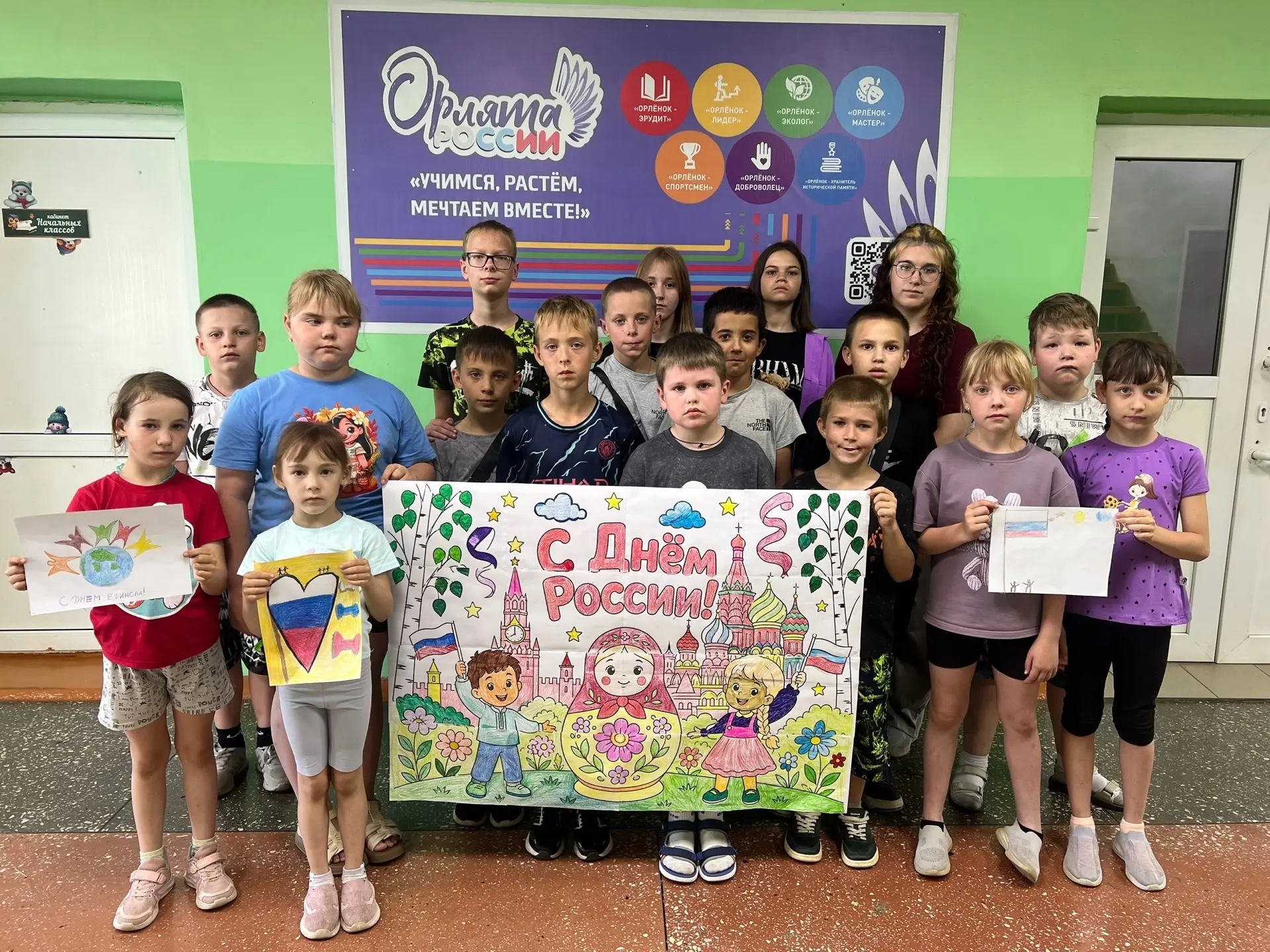 🌈🇷🇺 Сегодня в нашем лагере "Радуга" был просто невероятный день! Мы начали утро с энергичной заря