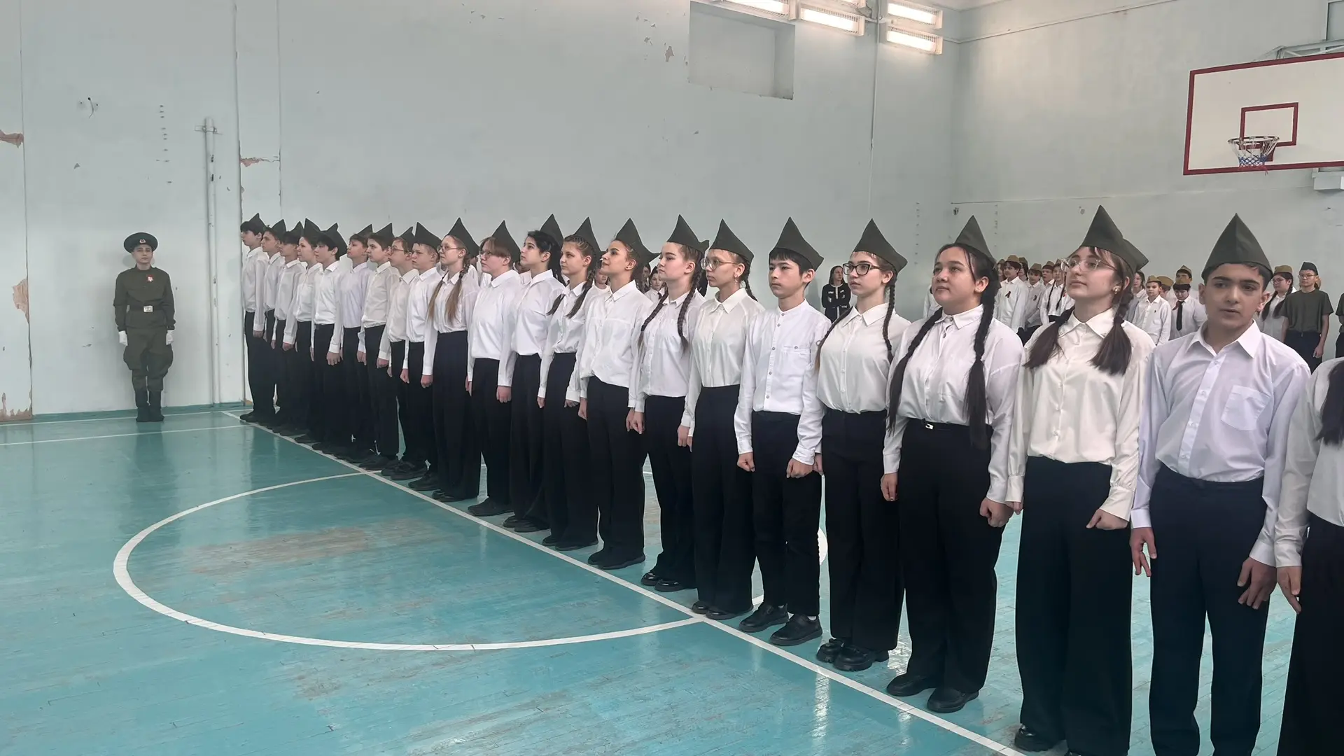 🎖 Смотр строя и песни в нашей школе!  В нашей школе состоялся традиционный Смотр строя и песни, в ко
