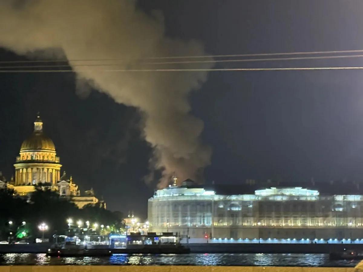 Крупный пожар у Исаакиевского собора: в центре Петербурга подняли ранг возгорания