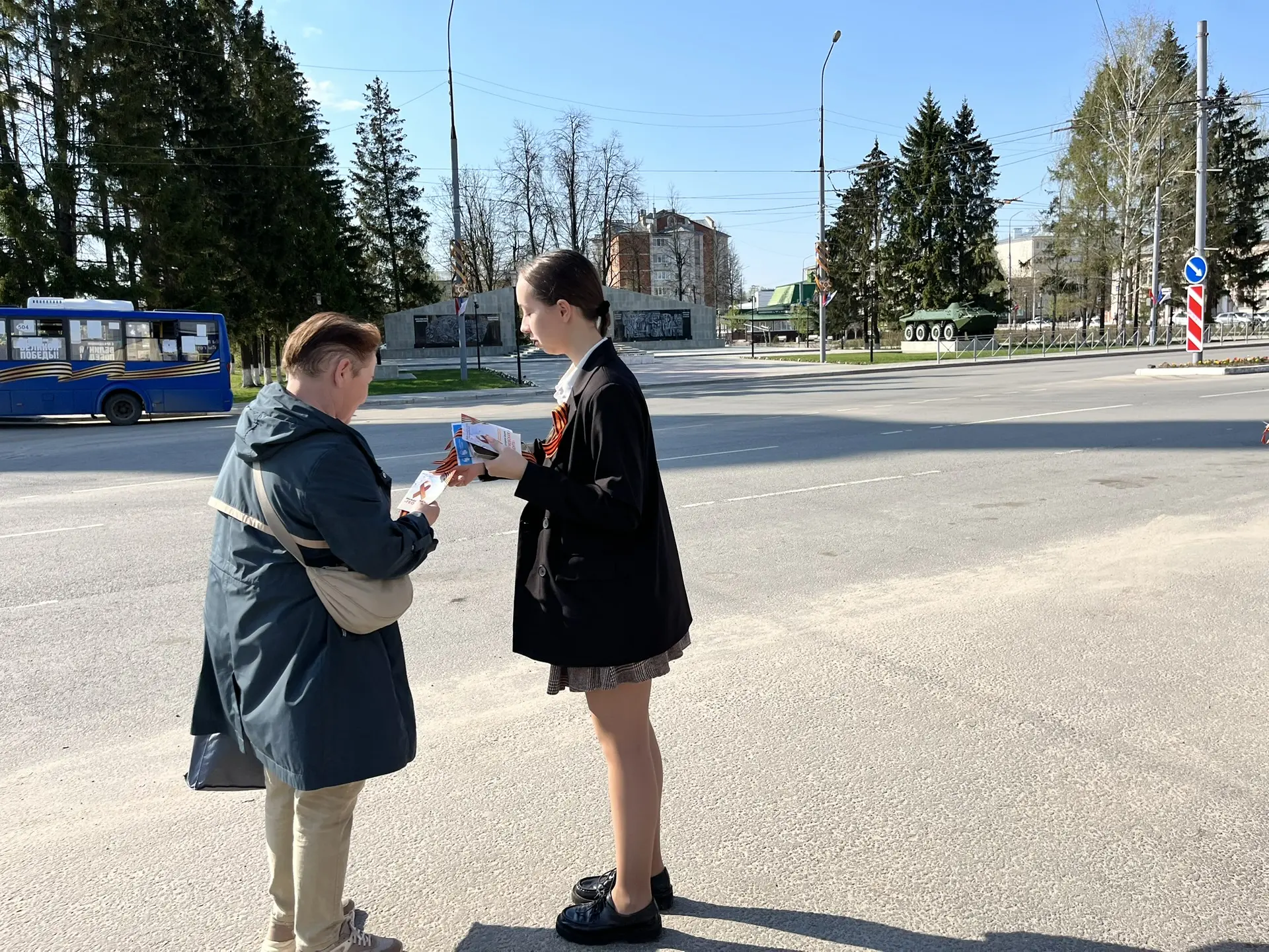 День памяти и уважения: акция «Георгиевская ленточка».  Сегодня учащиеся 10б класса Медведевской гим