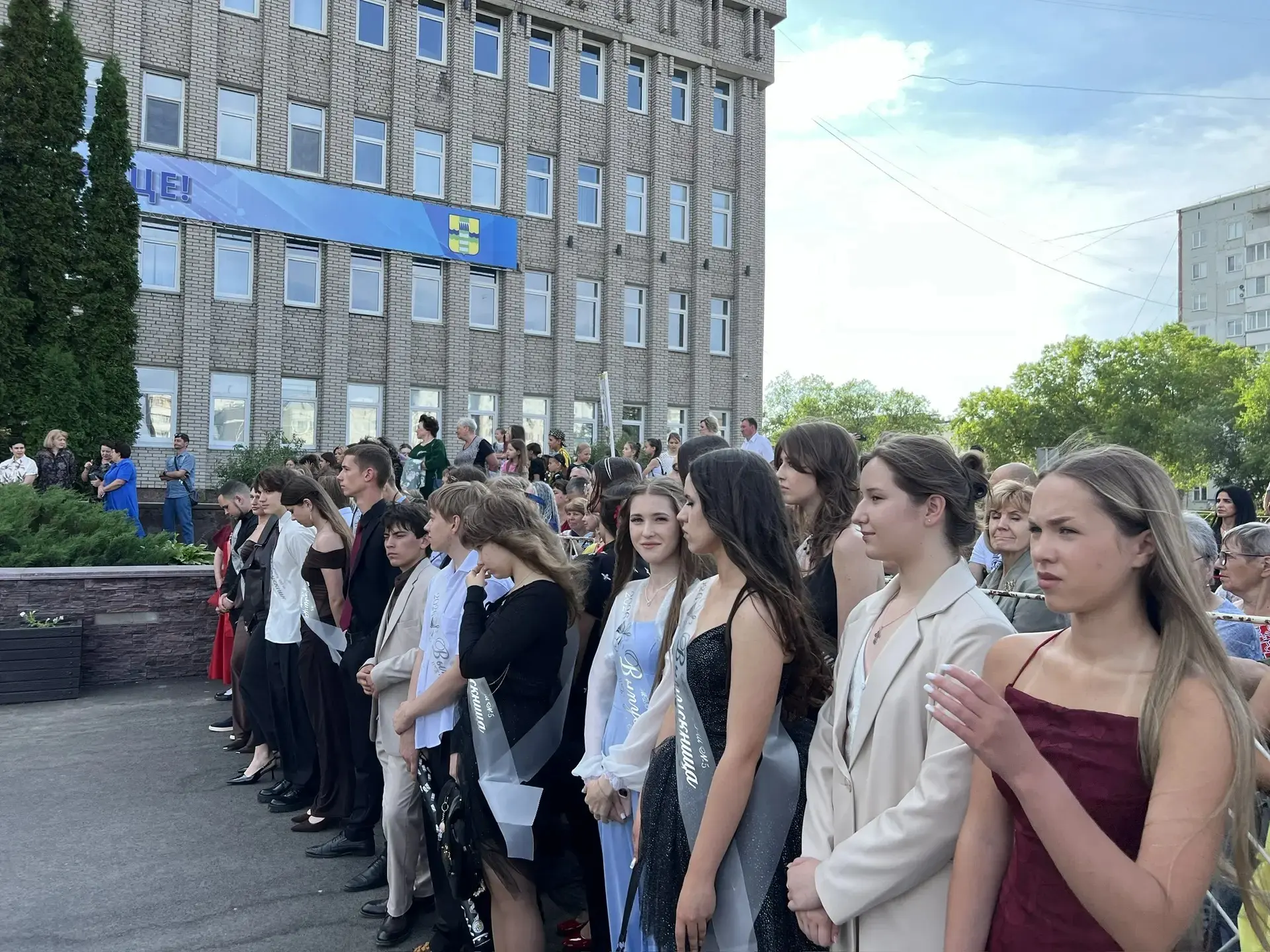 Вручение аттестатов выпускникам 11-х классов прошло в нашей школе 26 июня