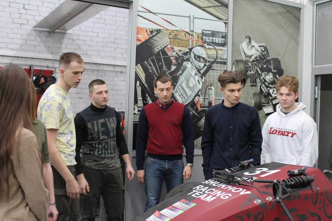 Уроки драйва в лаборатории команды SHUKHOV RACING TEAM для 11 «И» класса🏎️  Сегодня учащиеся 11 «И» 