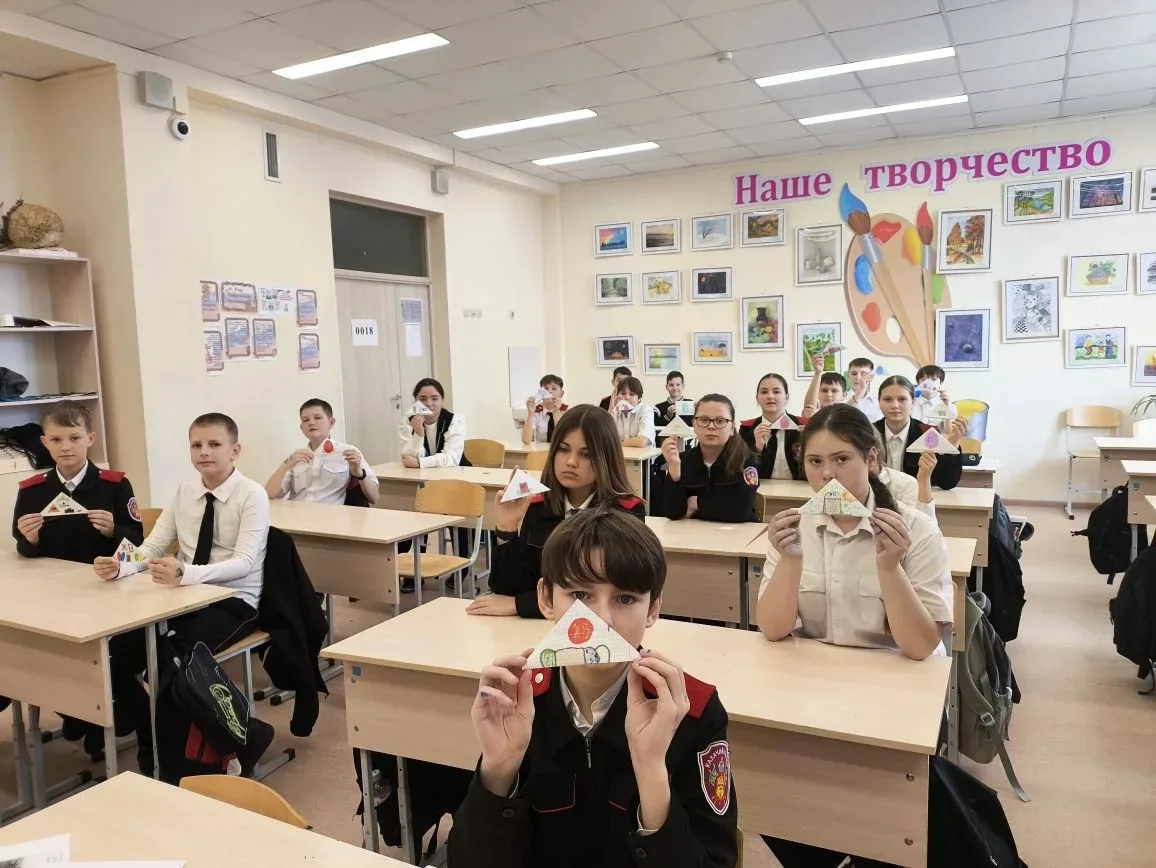 Дети 5-в, 6-д , 4-а классов казачьей направленности и 6-г класса подготовили письма и их пасхальное 