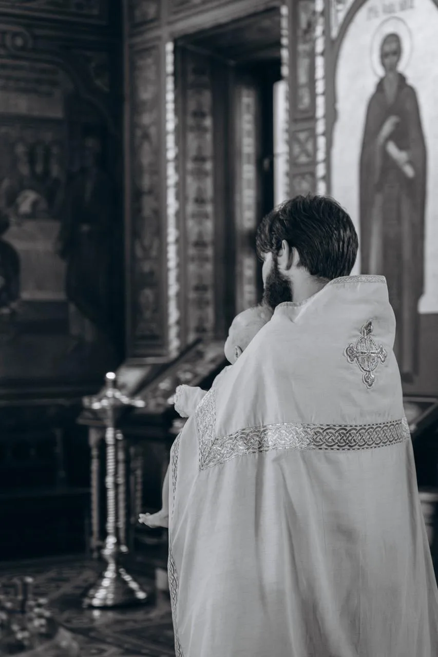 Наши дети знакомятся с Богом через родителей. По хорошему, там ещё должны помогать крёс...