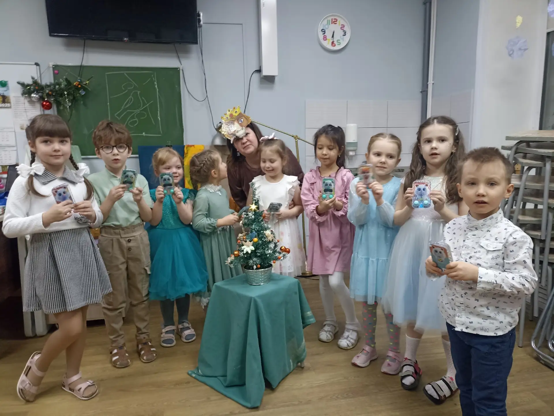 🎄25 декабря прошло праздничное занятие у наших самых маленьких 🎨художников! Игры, тво...