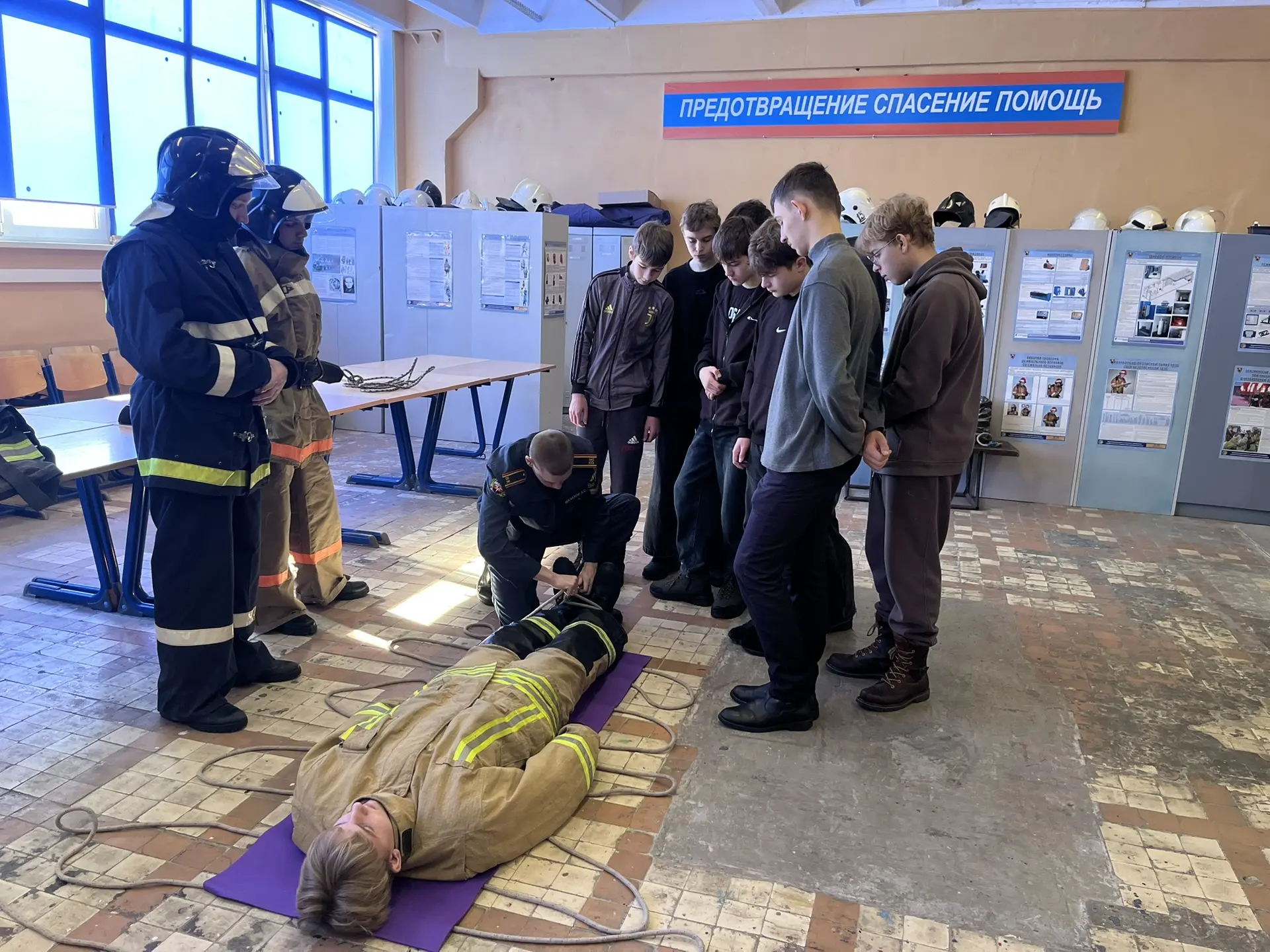 В МОУ "СОШ "Траектория успеха"" предпраздничная атмосфера царит не только в стенах школы, но и за ее