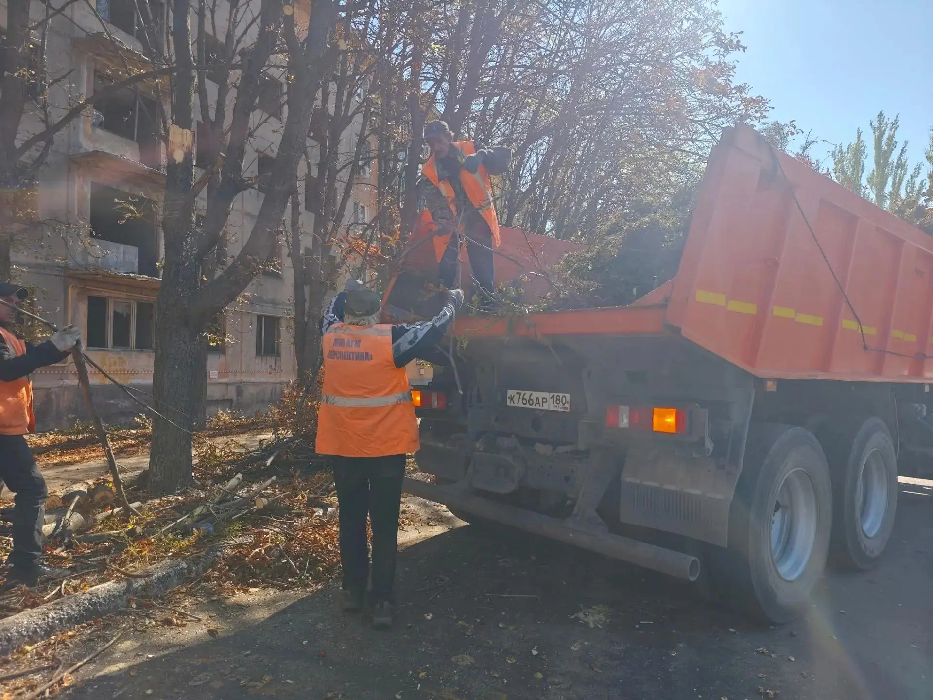 В Советском районе сотрудниками МУП АГМ «Перспектива» выполнены работы по уборке веток ...