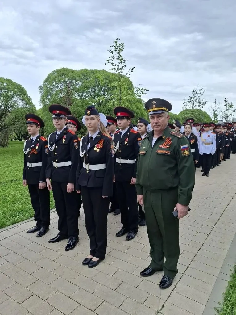 🔥В самый главный праздник нашей страны, в День Великой Победы, состоялся парад кадет у мемориала Защ