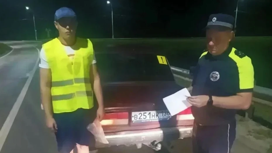 Воронежские полицейские помогли 20-летнему водителю ВАЗ заменить колесо ночью

Госавтоинспекторы Анд
