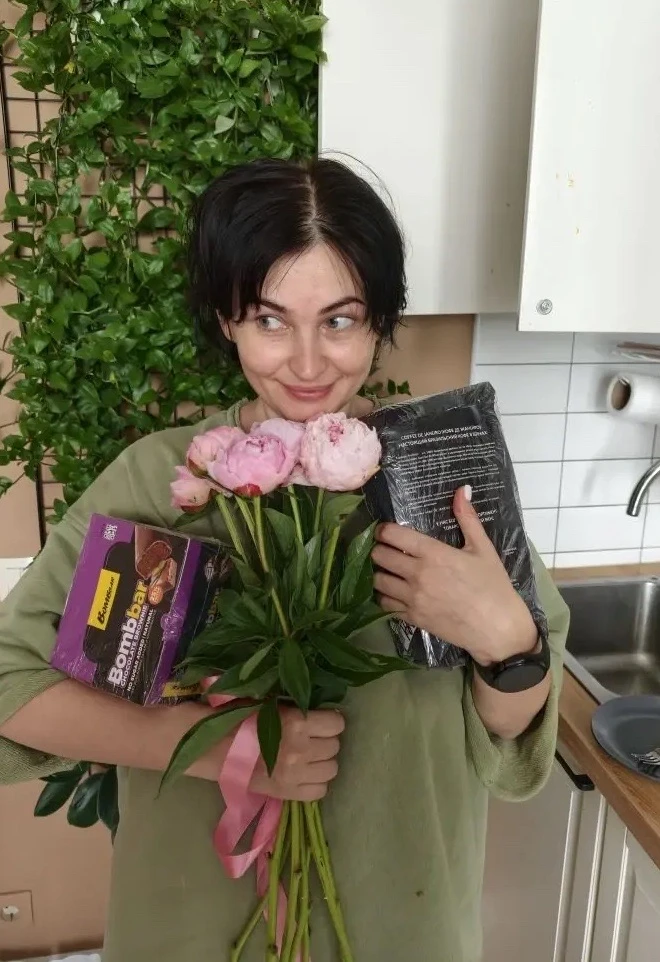 Мне для счастья много не надо, пионы, хороший кофе и протеиновые батончики 😅🤌🏻 утренний комплимен
