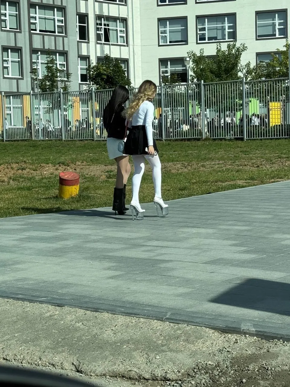 😳 Обстановка среди школьниц в одной из школ Коммунарки.