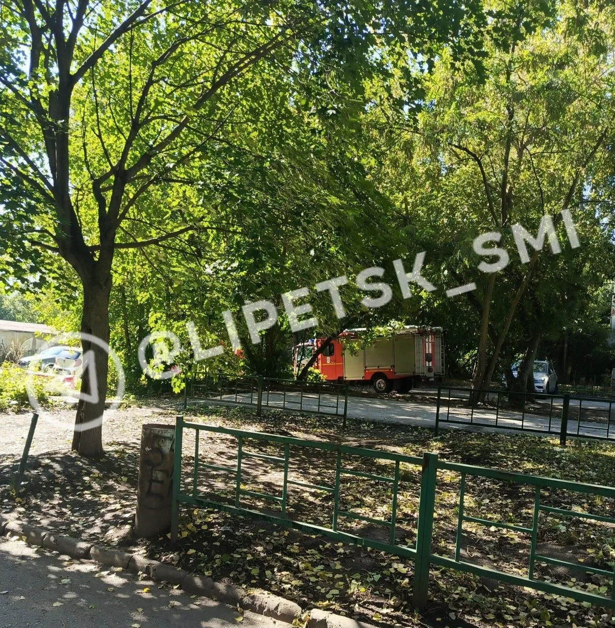 В Липецке загорелась сухая трава в логу в районе 19-го микрорайона на улице Московской.